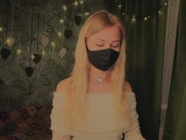 Meeeeow's BongaCams show and profile