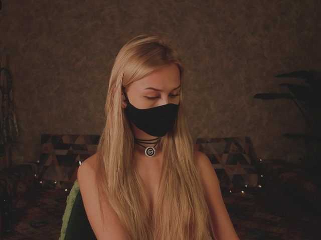 Meeeeow's BongaCams show and profile