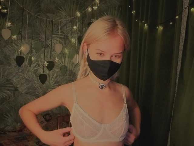 Meeeeow's BongaCams show and profile