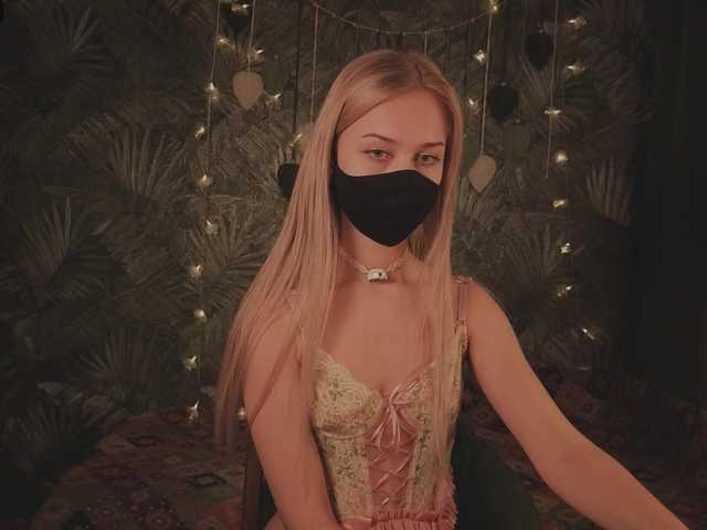 Meeeeow's BongaCams show and profile