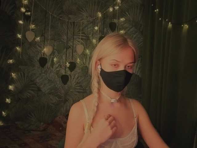 Meeeeow's BongaCams show and profile