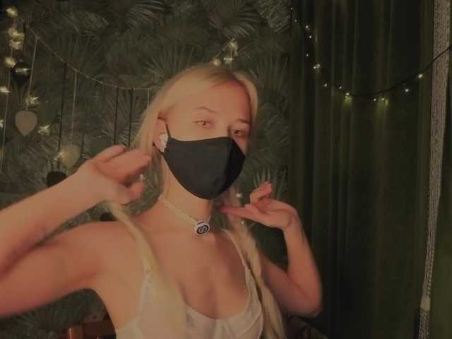 Meeeeow's BongaCams show and profile