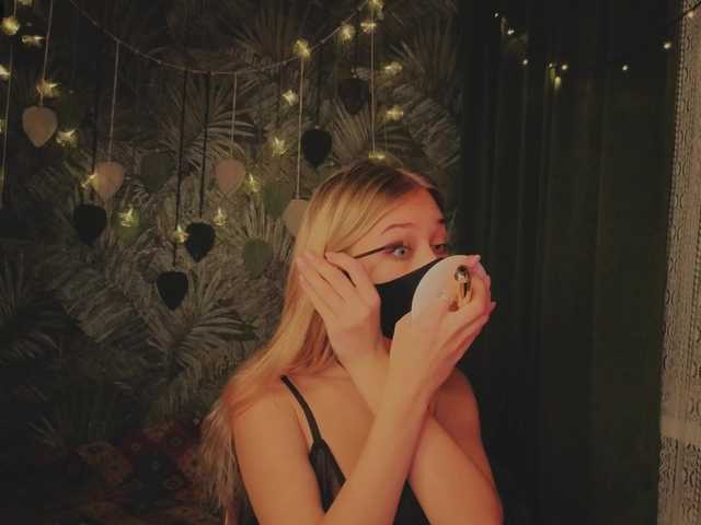 Meeeeow's BongaCams show and profile