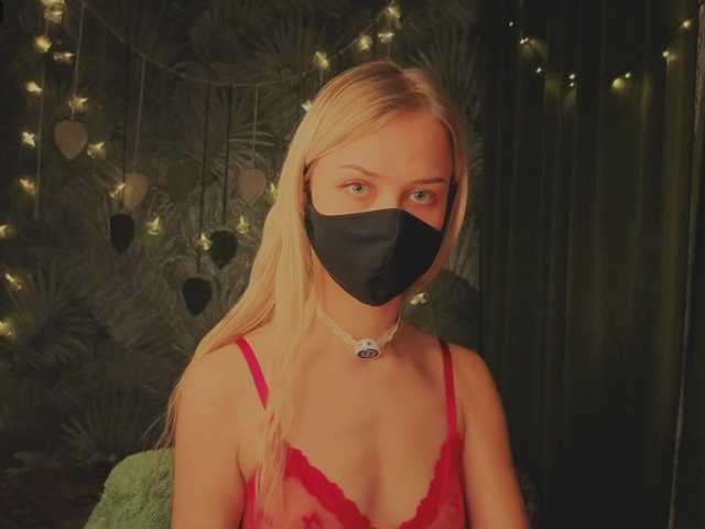 Meeeeow's BongaCams show and profile