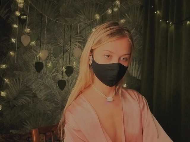 Meeeeow's BongaCams show and profile