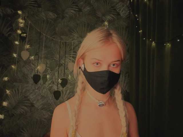 Meeeeow's BongaCams show and profile