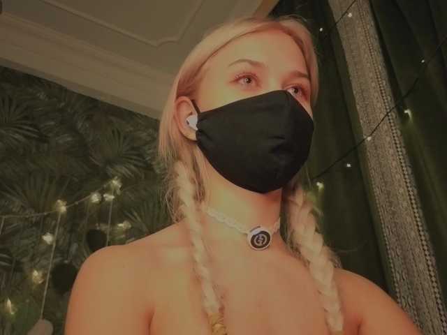 Meeeeow's BongaCams show and profile