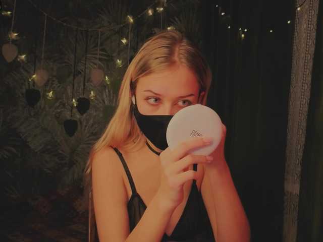 Meeeeow's BongaCams show and profile