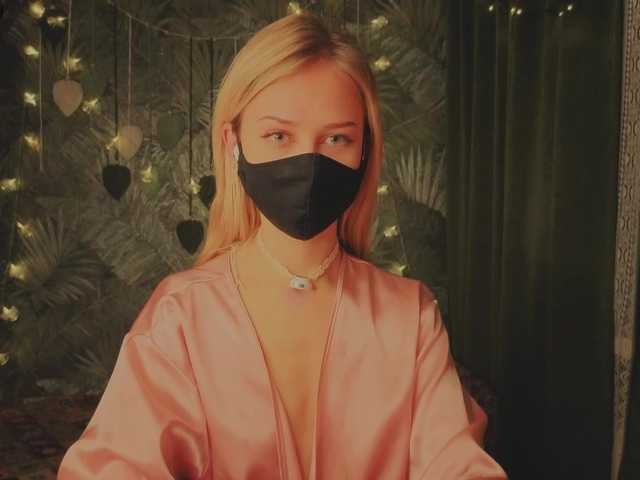 Meeeeow's BongaCams show and profile