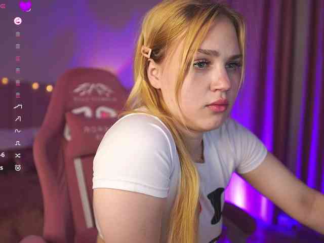 SexyBlondeDoll webcam
