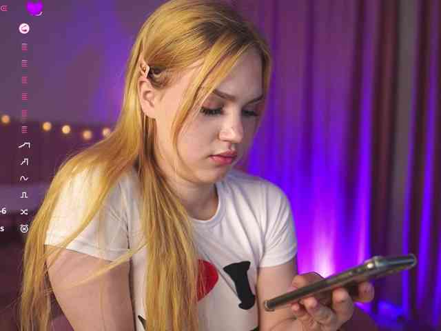 SexyBlondeDoll webcam