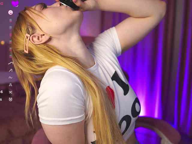 SexyBlondeDoll webcam