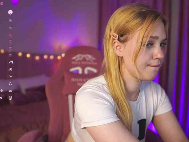 SexyBlondeDoll webcam