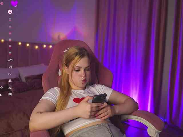 SexyBlondeDoll webcam