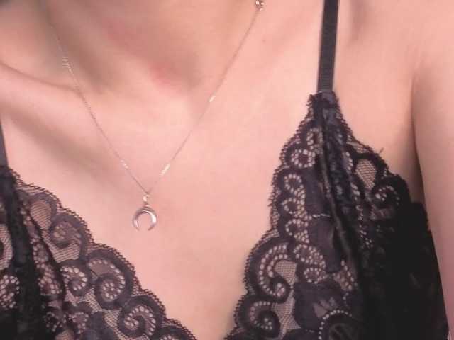 annie-fleur's BongaCams show and profile