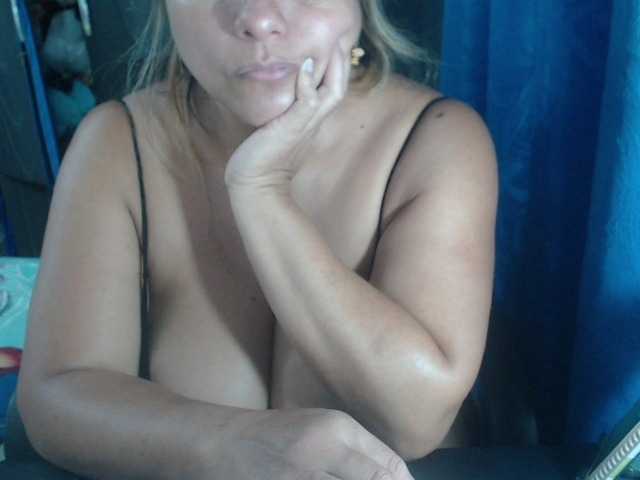 adrianamilf44 webcam bongacams model stream image