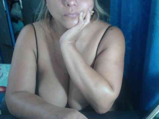 adrianamilf44 webcam