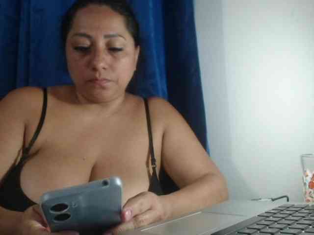 adrianamilf44 webcam