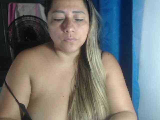 adrianamilf44 webcam