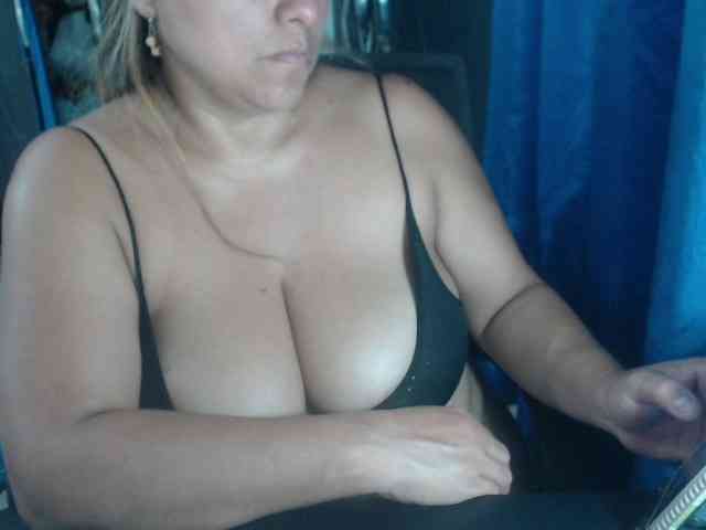 adrianamilf44 webcam