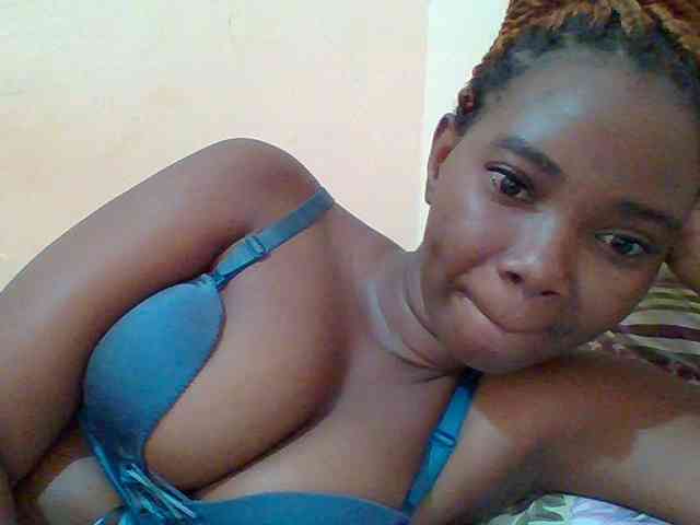 Sexyebonygal webcam