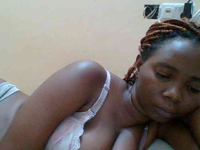 Sexyebonygal webcam
