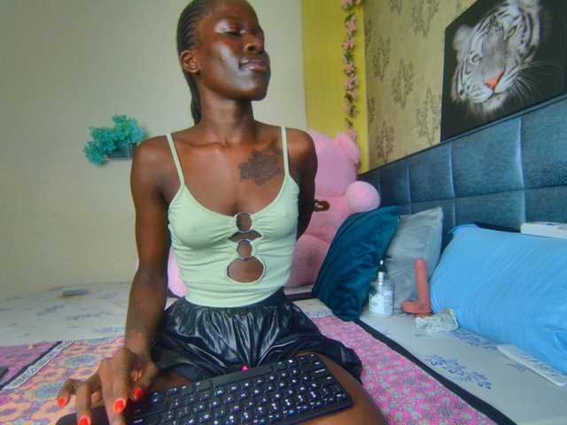 Unnie's BongaCams show and profile