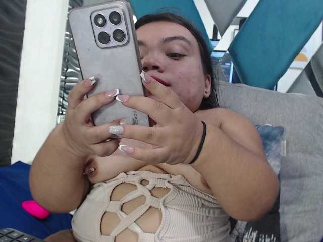 Michelle-brooks webcam bongacams model stream image