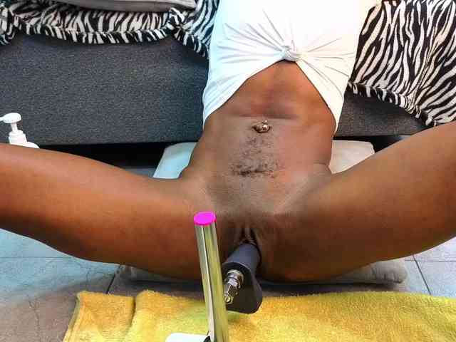 daffnelewis Live Webcam on BongaCams