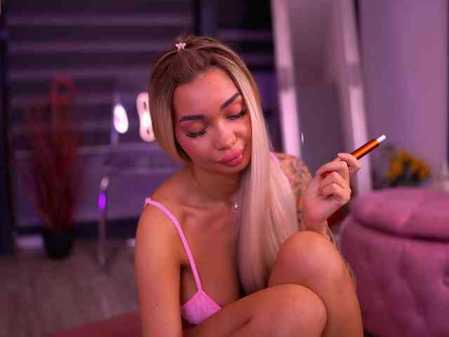 nude live chatroom SashaFerrera