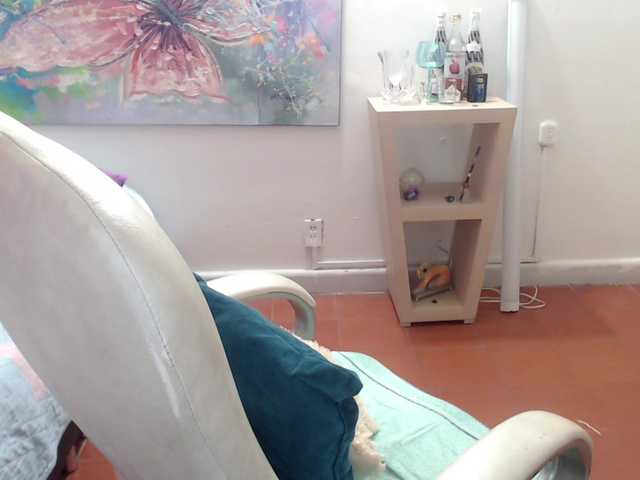 leonela's BongaCams show and profile