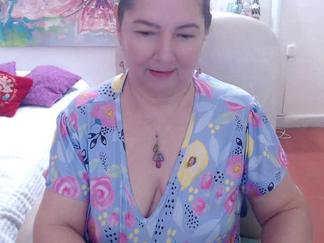 leonela's BongaCams show and profile