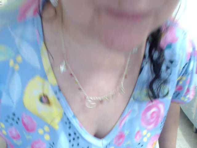 leonela's BongaCams show and profile