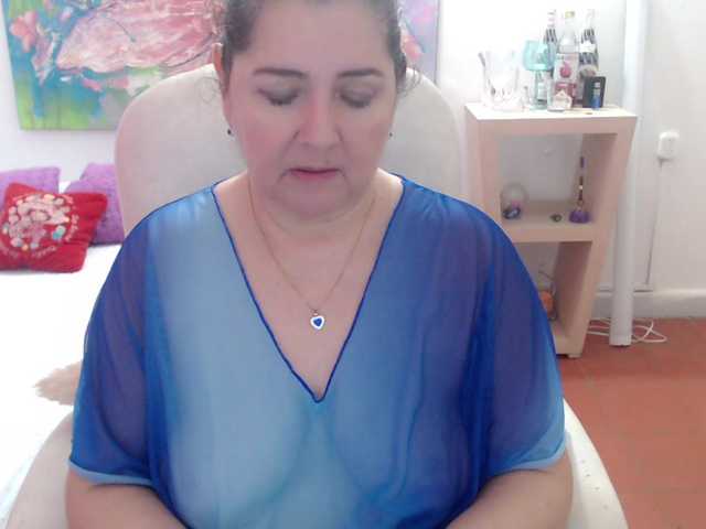 leonela's BongaCams show and profile