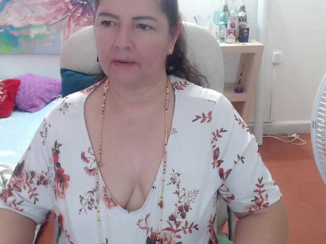 leonela's BongaCams show and profile