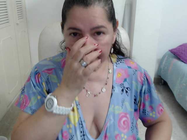 leonela's BongaCams show and profile