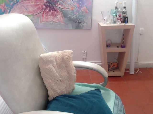 leonela's BongaCams show and profile