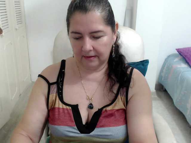 leonela's BongaCams show and profile