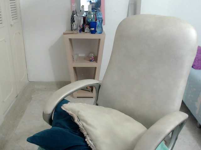 leonela's BongaCams show and profile