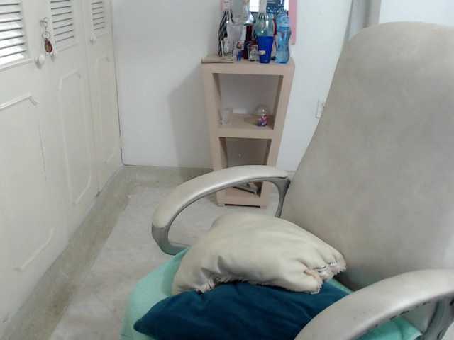 leonela's BongaCams show and profile