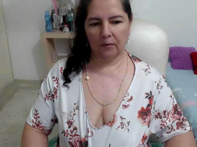 leonela's BongaCams show and profile