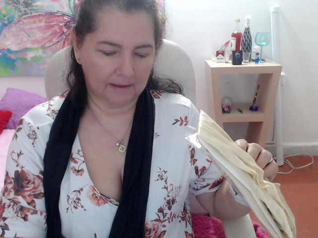 leonela's BongaCams show and profile