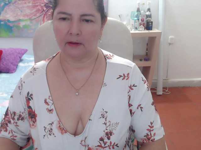 leonela's BongaCams show and profile