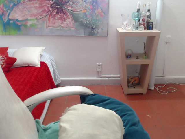 leonela's BongaCams show and profile