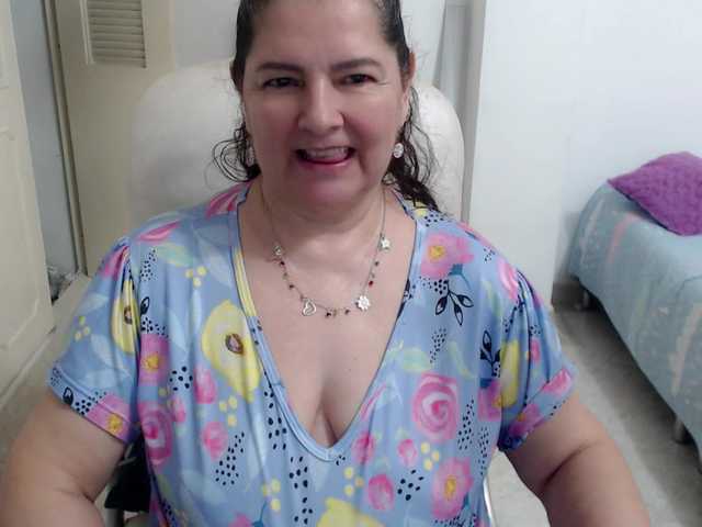 leonela's BongaCams show and profile