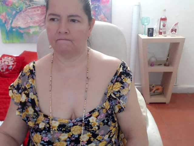 leonela's BongaCams show and profile