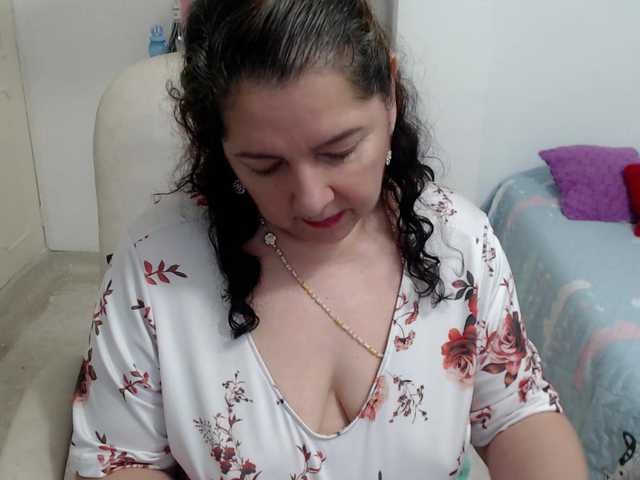 leonela's BongaCams show and profile