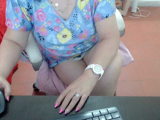 leonela's BongaCams show and profile