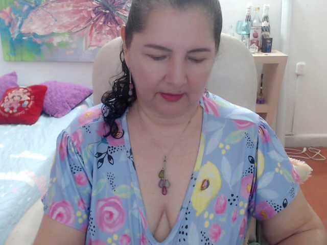 leonela's BongaCams show and profile