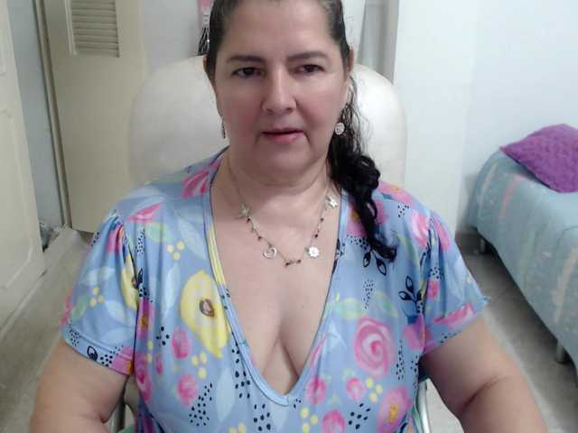 leonela's BongaCams show and profile